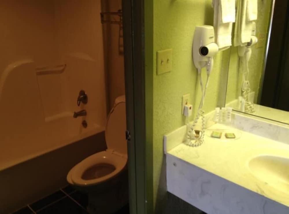 Budget Inn photo 13