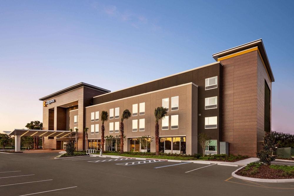 La Quinta Inn & Suites by Wyndham Orlando - IDrive Theme Parks photo 3