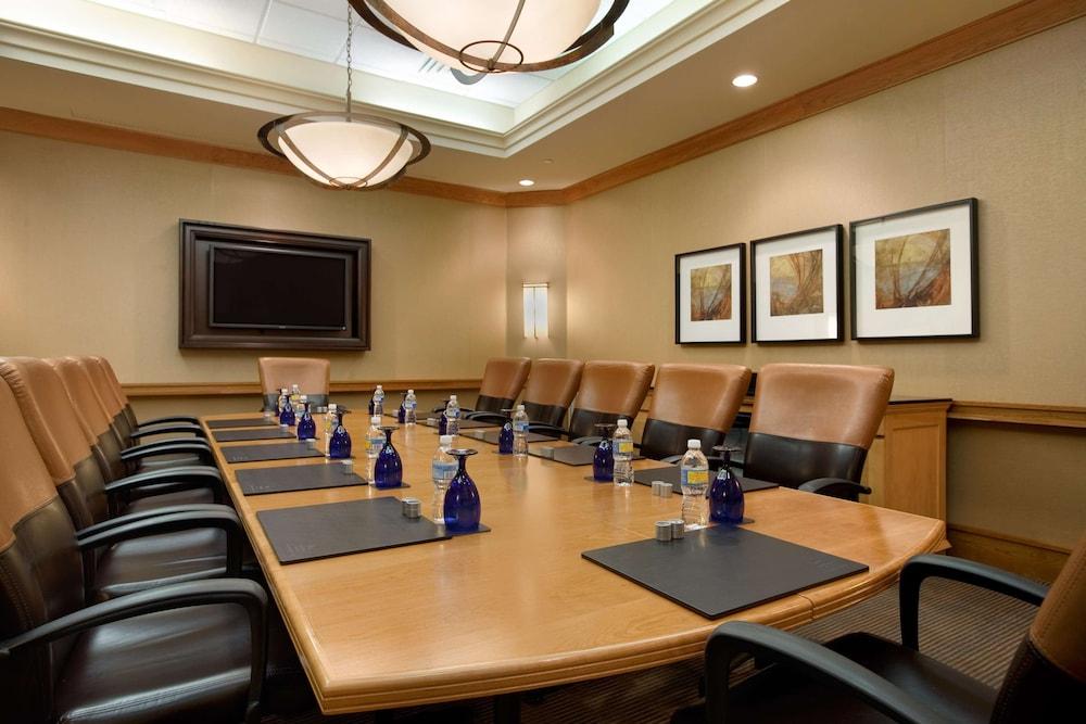 Hilton Chicago/Oak Brook Suites photo 47