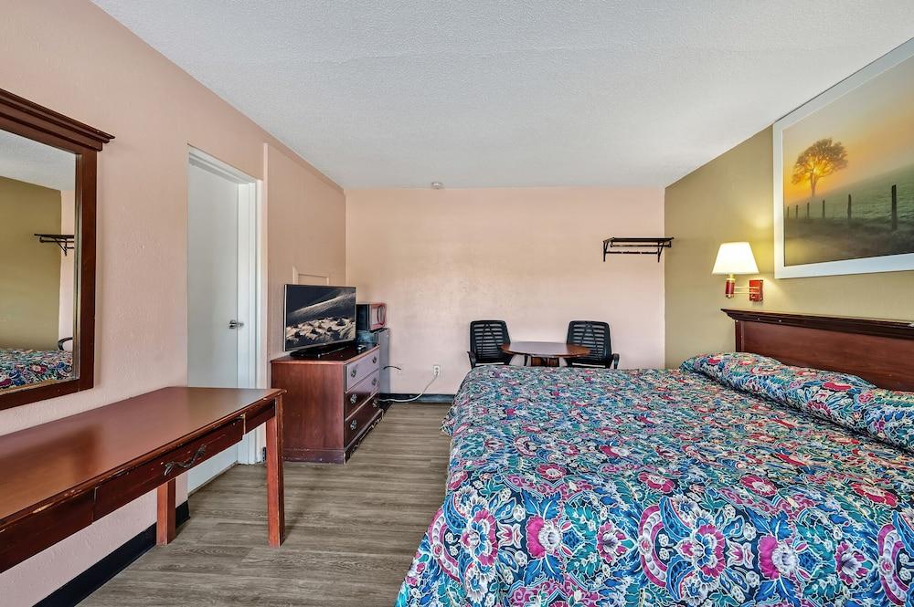 Travelers Inn photo 3