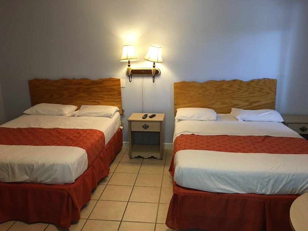 Dixie Plaza Hotel photo 36