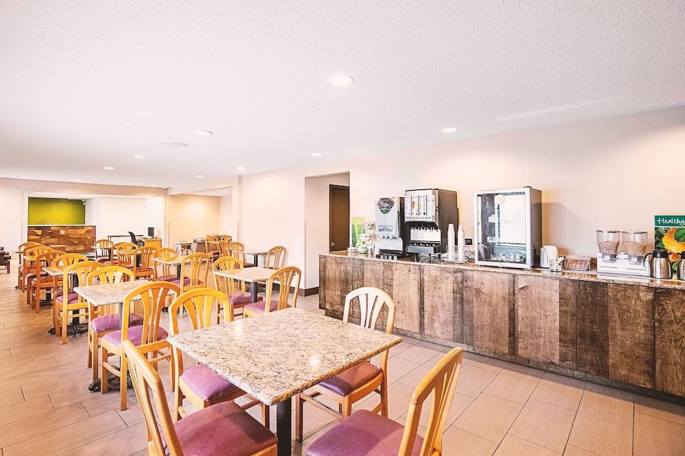 Norwood Inn & Suites Milwaukee photo 31
