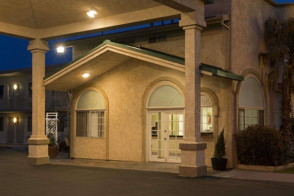 Super 8 by Wyndham Ridgecrest photo 8