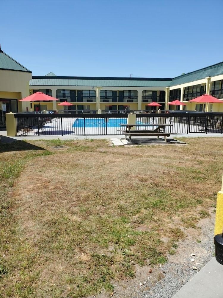 Red Carpet Inn & Suites photo 38