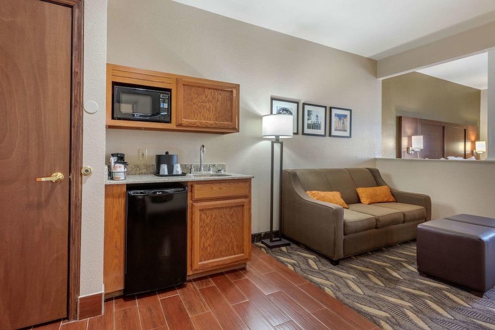 Comfort Suites Rolla photo 24