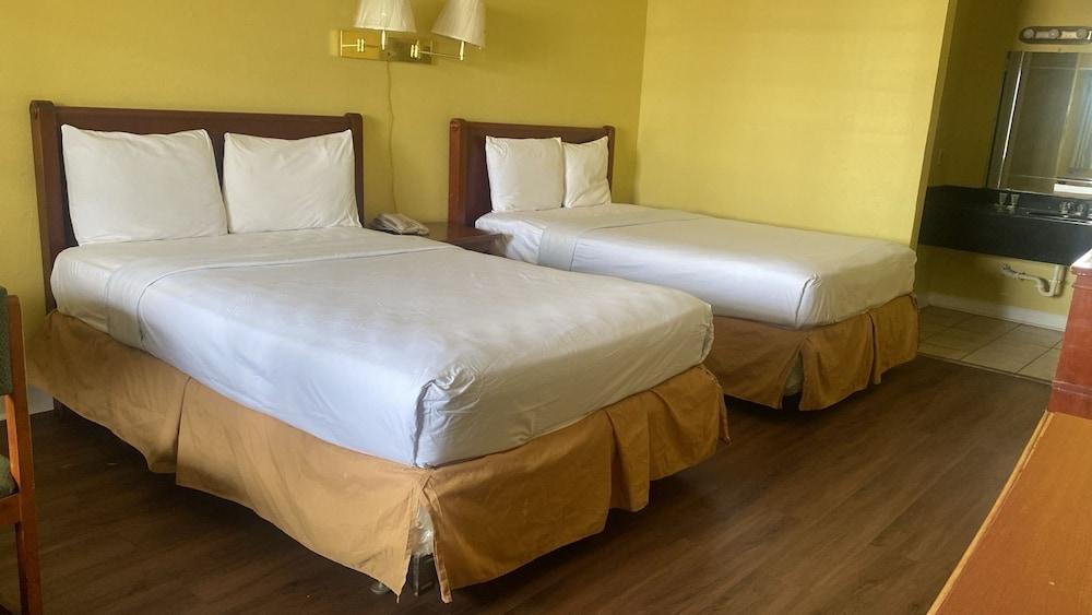 Evergreen Plaza Inn photo 5