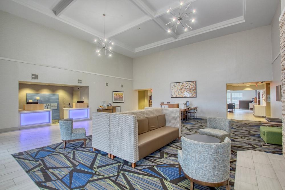 Holiday Inn Express Hotel & Suites Oshkosh by IHG photo 55