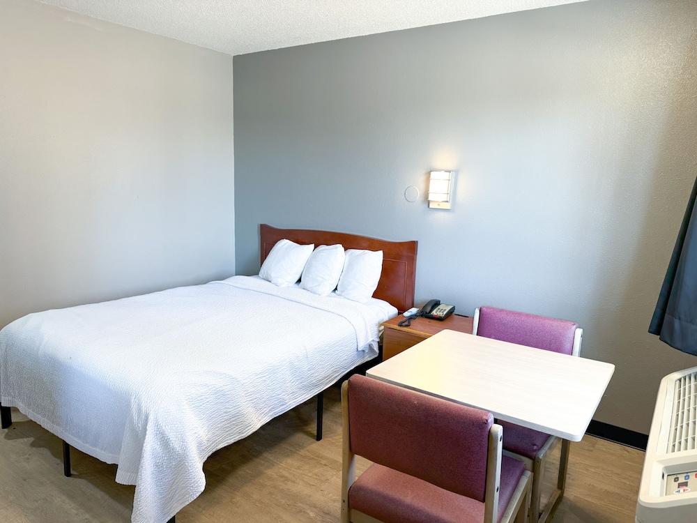 Super 7 Motel photo 16