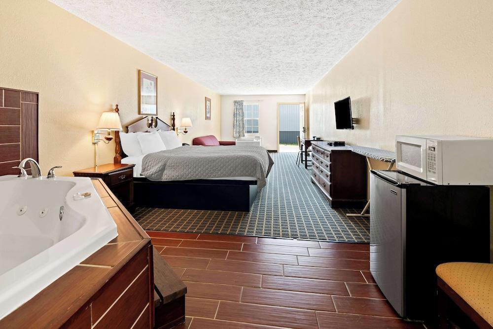 Americas Best Value Inn & Suites Mt. Pleasant photo 9