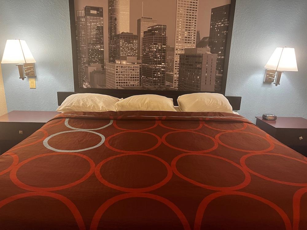 Super 8 by Wyndham IAH West/Greenspoint photo 26