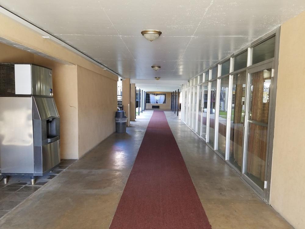 Days Inn by Wyndham Leesville photo 29