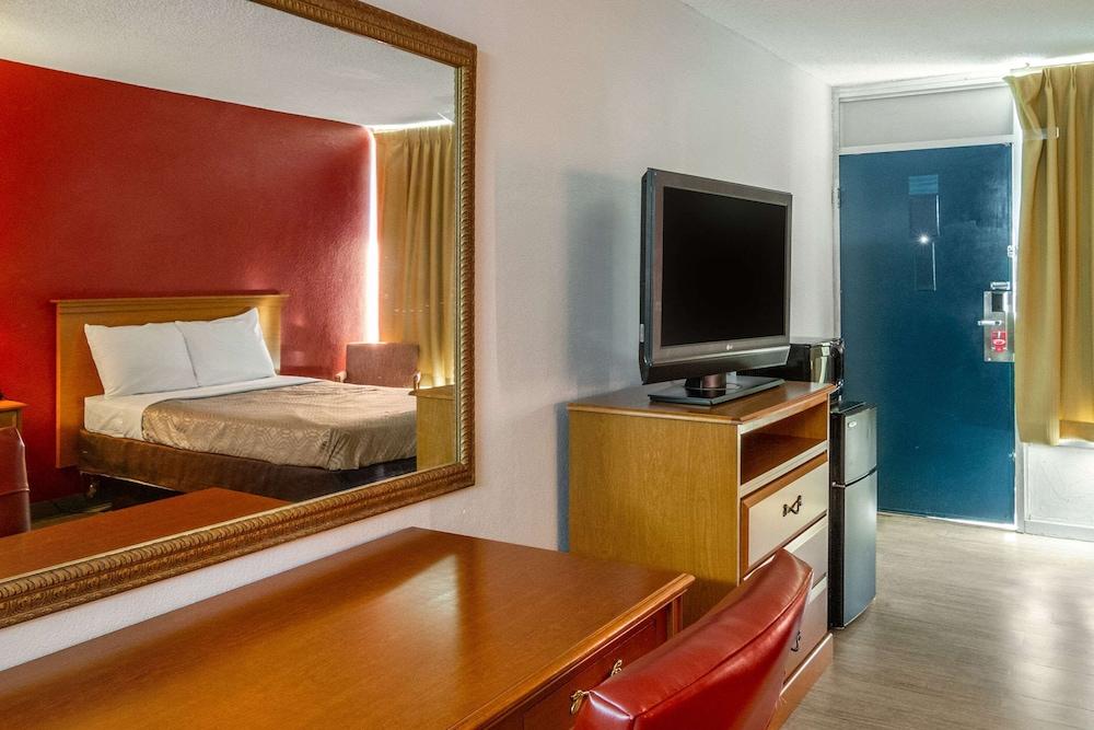 Econo Lodge photo 10