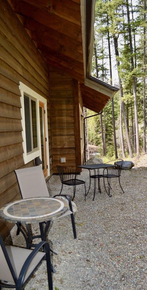 Glacier Guides Lodge photo 10
