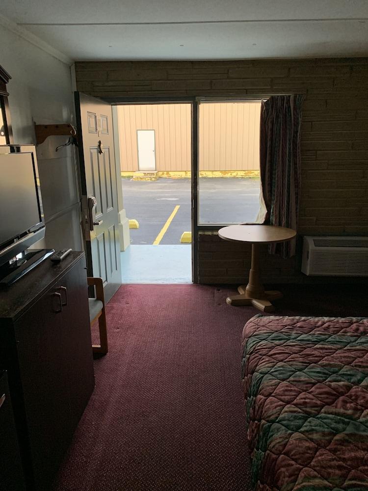 Travelers Inn photo 15