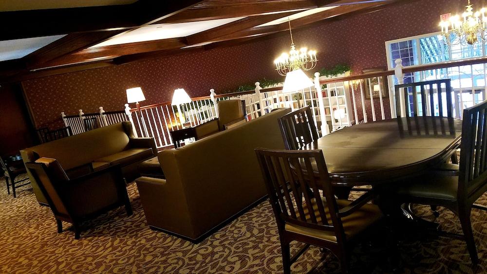 Grand Hinckley Inn photo 16