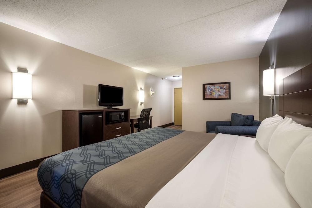 Econo Lodge Darien Lakes photo 11