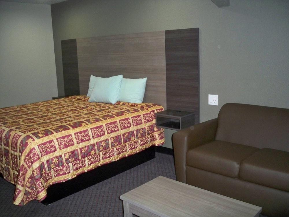 Scottish Inn & Suites photo 10
