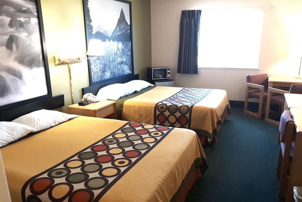 Super 8 by Wyndham Hamilton photo 4