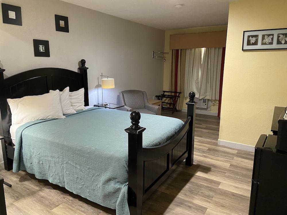 Delux Inn Clearwater photo 35