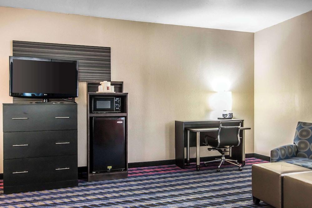 Comfort Suites Fairgrounds West photo 39