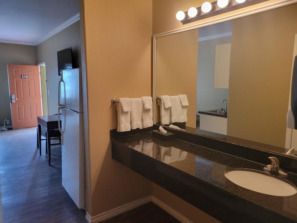 Cotulla Whitten Inn photo 25
