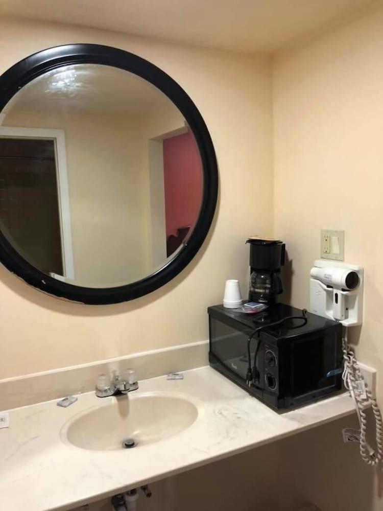 Scottish Inn & Suites photo 31