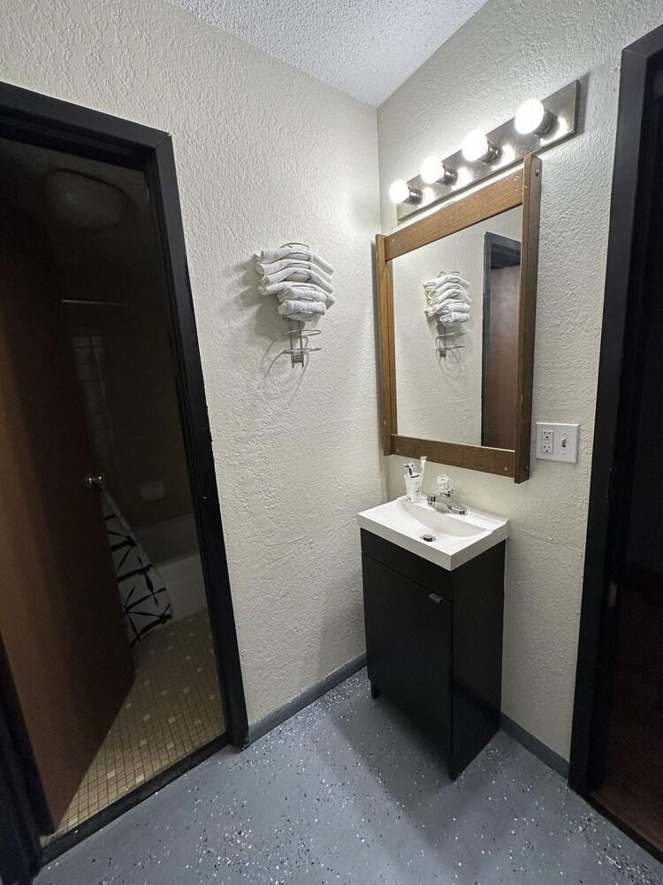 J-E Hotel & Suites photo 16