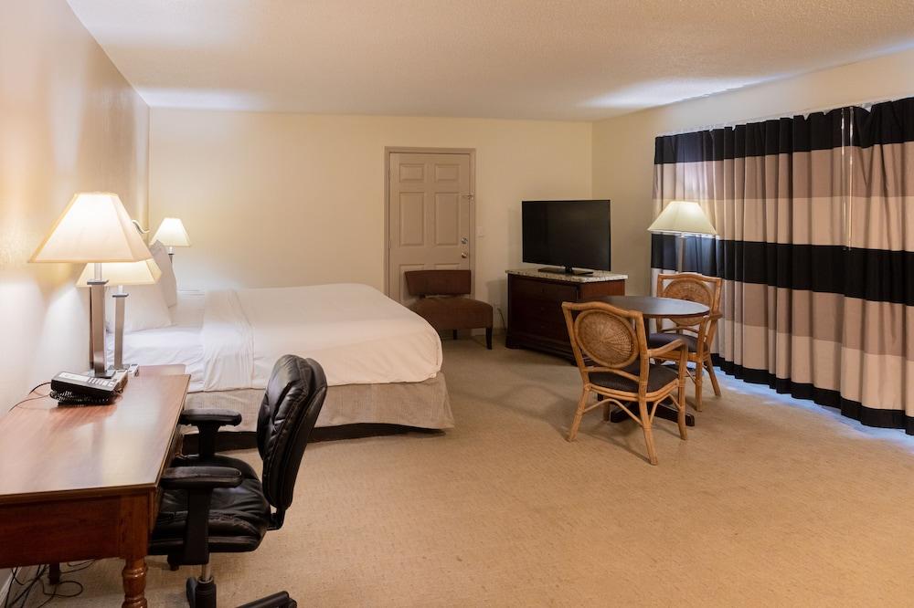 Cottonwood Suites Savannah Hotel & Conference Center photo 18