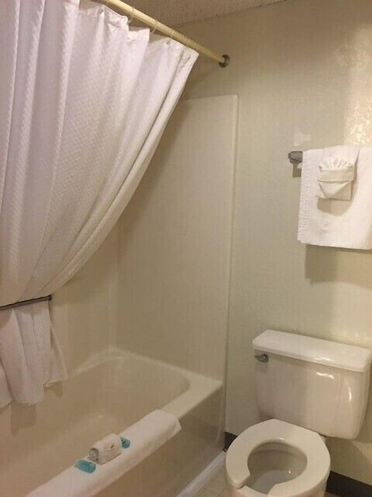 Clarion Hometown Inn photo 12