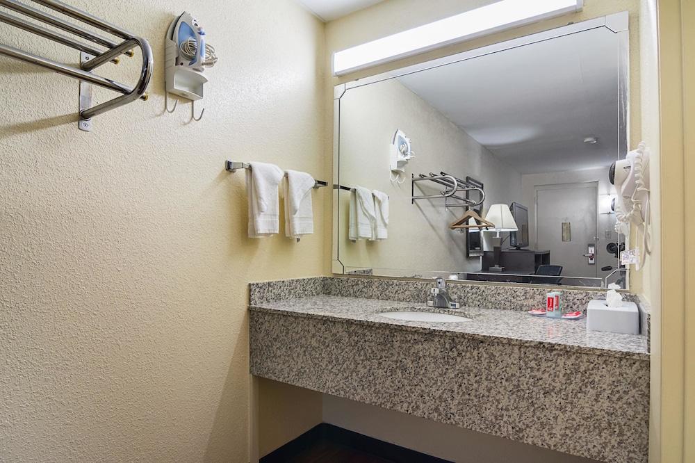Econo Lodge Research Triangle Park photo 6