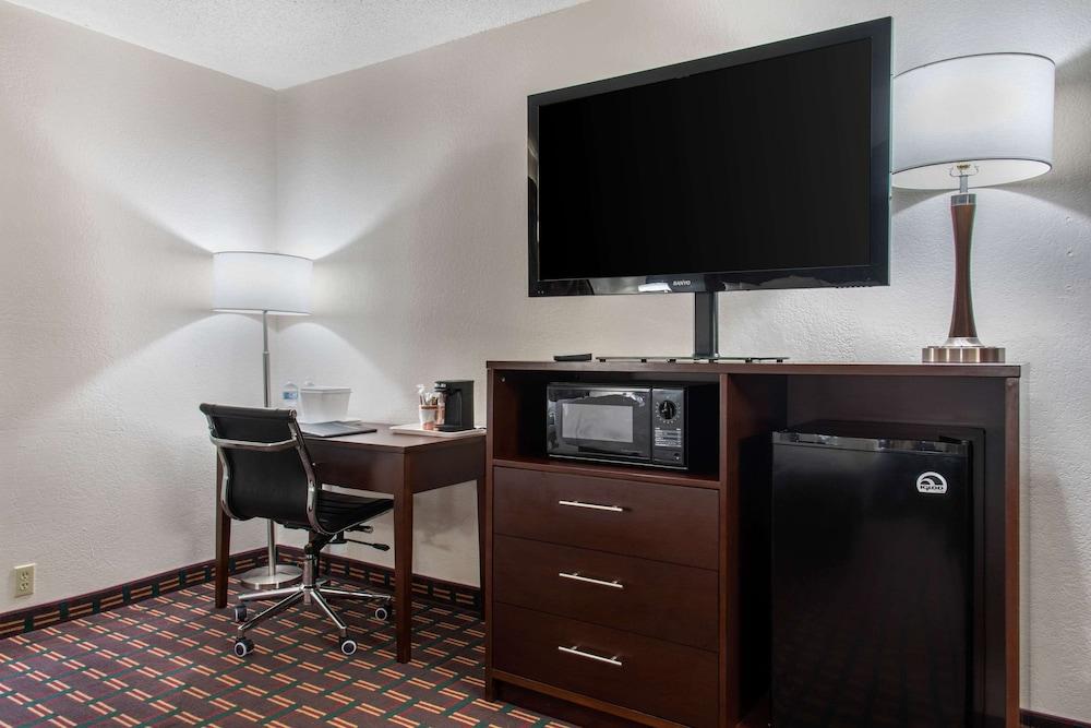 New Prague Inn & Suites photo 40