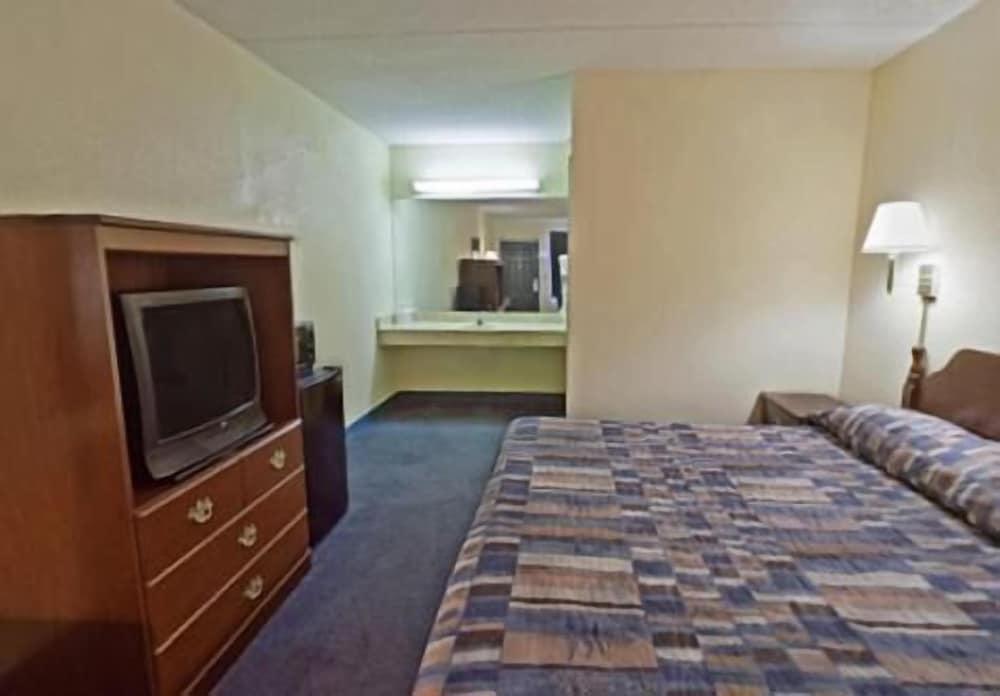 Americas Inn photo 15