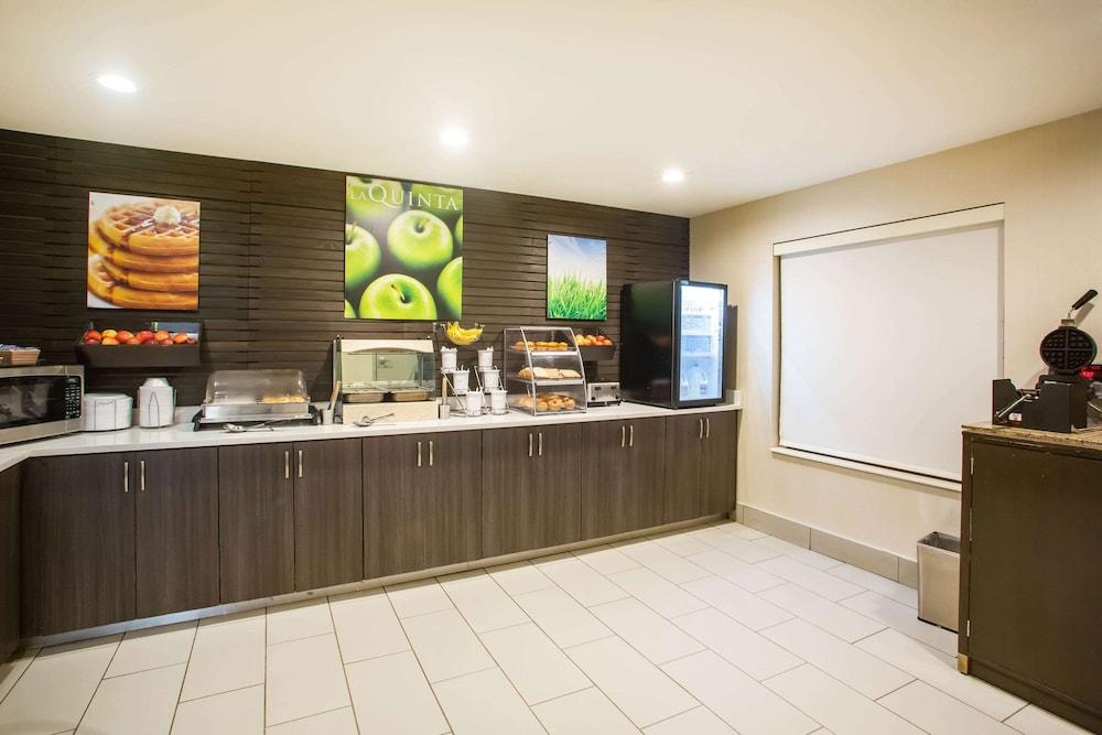 La Quinta Inn & Suites by Wyndham Pontoon Beach photo 15