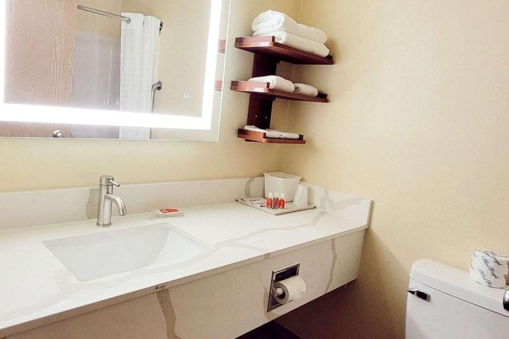 Econo Lodge Fargo - West Acres photo 3