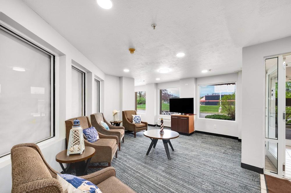 LakeWood Inn & Suites photo 3