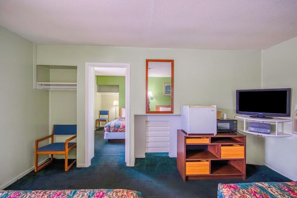 OYO Travelier Motel photo 73