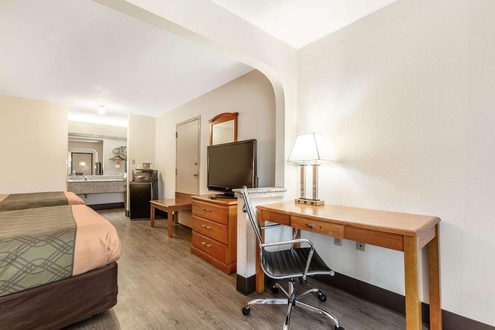 Econo Lodge Inn & Suites Memphis East photo 35