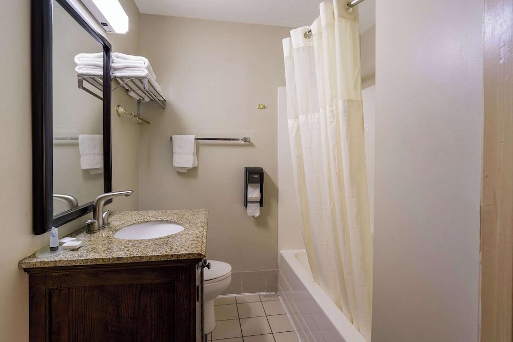 Rodeway Inn photo 28