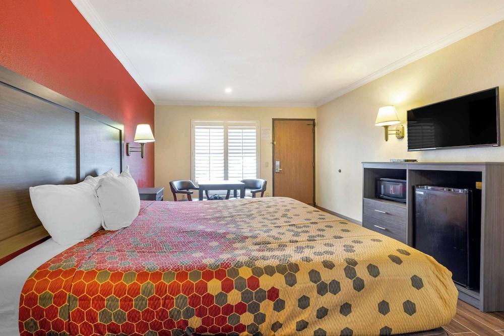 Econo Lodge Moreno Valley photo 9