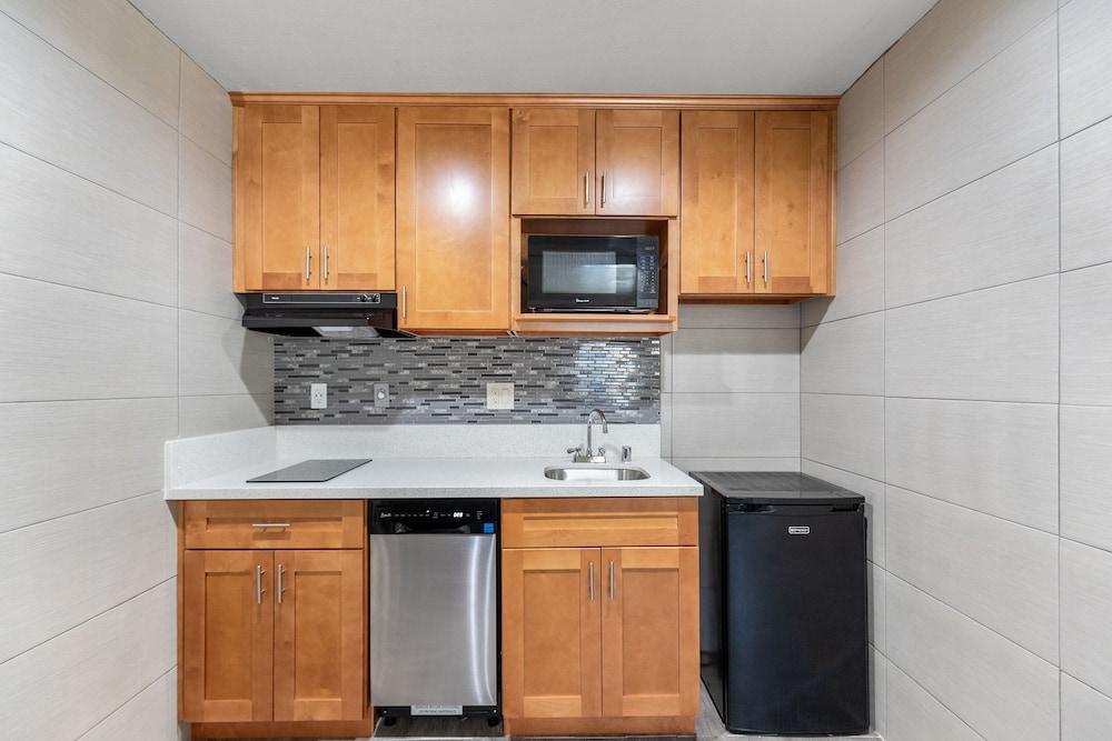 Le Blanc Inn & Suites photo 64