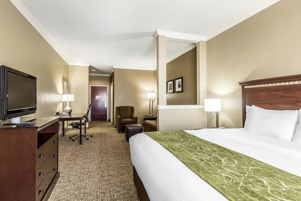 Comfort Suites Houston IAH Airport - Beltway 8 photo 13