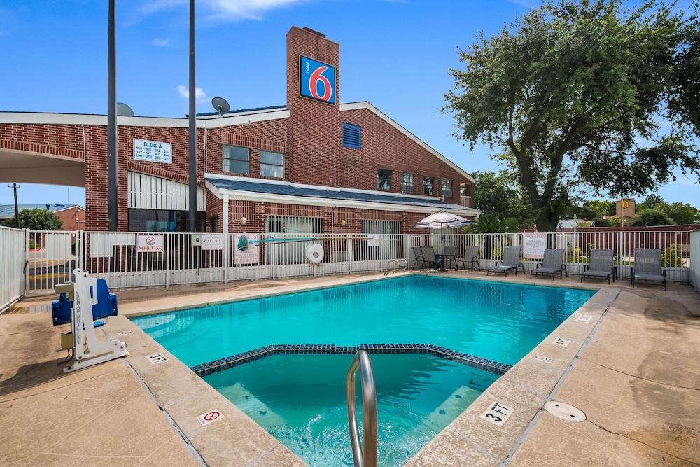 Motel 6 Houston, TX - Brookhollow photo 1