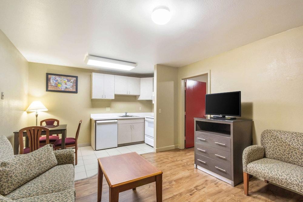 Econolodge Inn & Suites photo 33