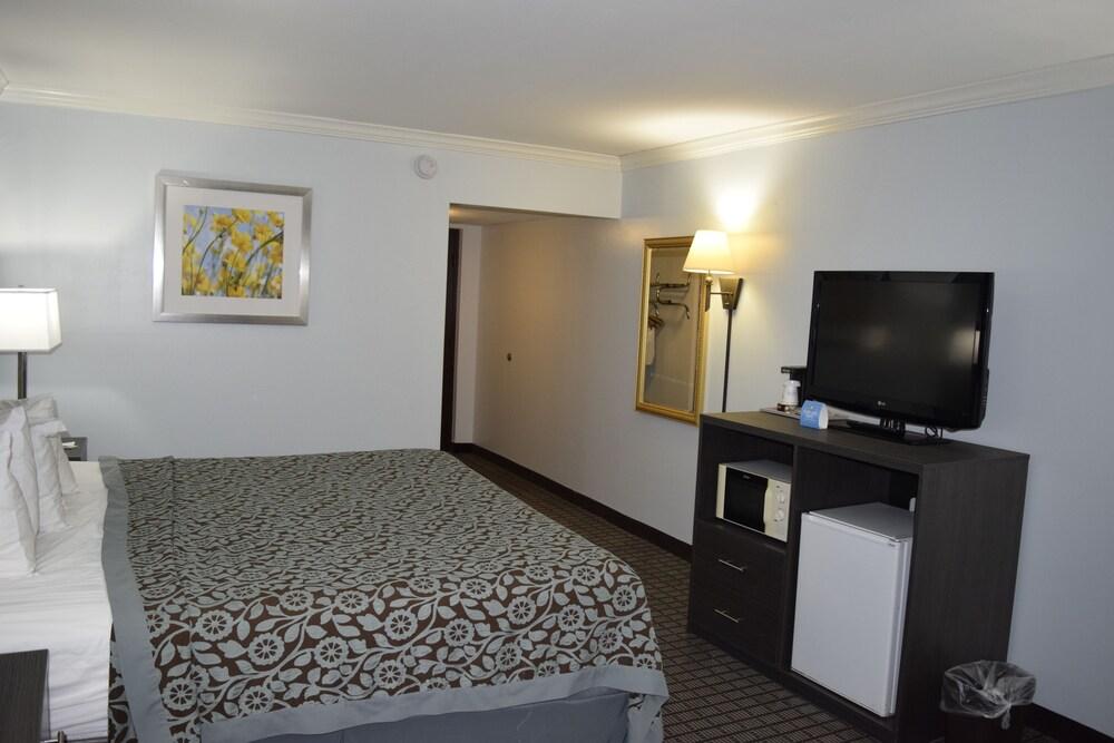 Days Inn by Wyndham Rock Falls photo 26