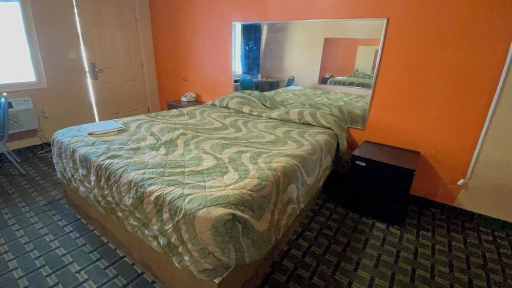 Deluxe Inn Motel photo 5