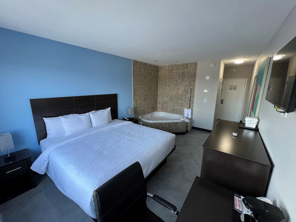 Travelodge by Wyndham Ozone Park photo 13