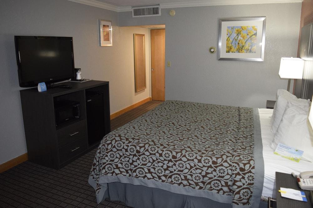 Days Inn by Wyndham Rock Falls photo 42