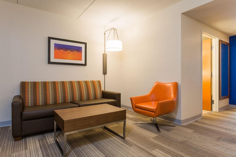 Holiday Inn Express and Suites - Petersburg - Fort Lee by IHG photo 14