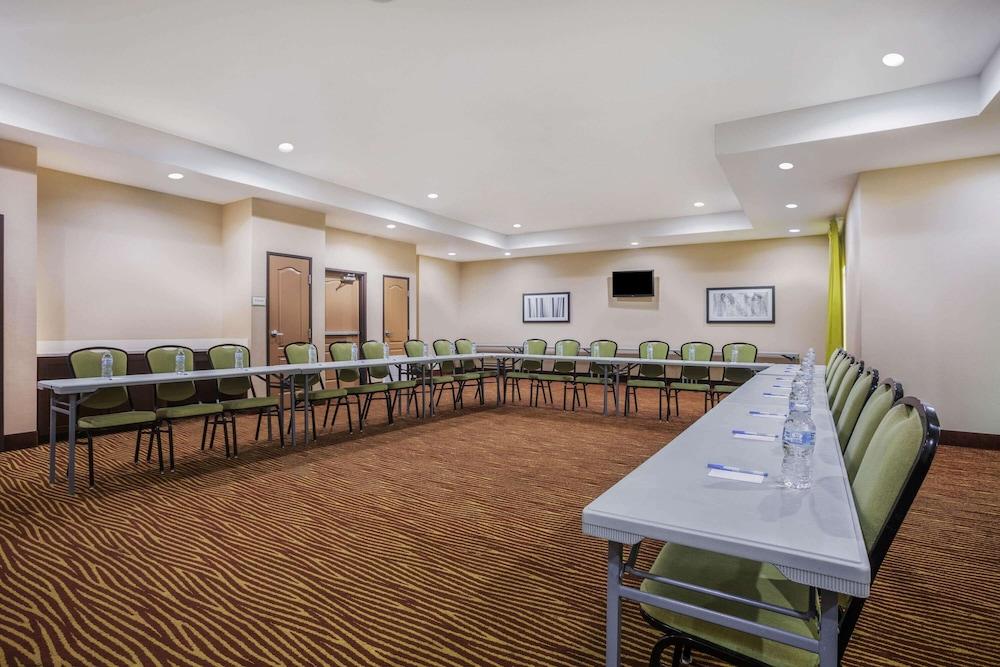 La Quinta Inn & Suites by Wyndham Beeville photo 28