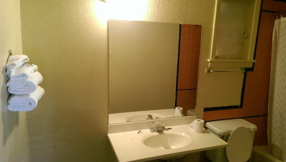 Deluxe Inn photo 9